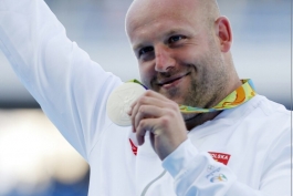 وقتی یک قهرمان لهستانی از مدال خود برای یک کودک سرطانی می‌گذرد