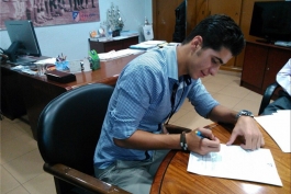 سعید عزت اللهی در حال امضای قرارداد در باشگاه اتلتیکو مادرید!