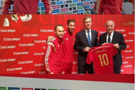 سرخیو راموس و آندرس اینیستا در کنار هم در لباس تیم ملی اسپانیا