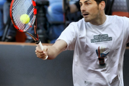 ایکر کاسیاس در حال تنیس بازی کردن