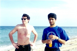 عکس ناصر کنار دریا