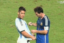 امضا دادن مسی به جیمی جامپ هنگ کنگی در وسط زمین در بازی امروز!!!!