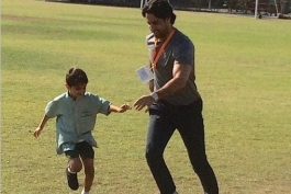 7 مقدس  با پسرش در حال فوتبال بازی کردن