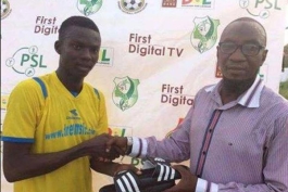 جایزه ویژه به بهترین بازیکن زمین در لیگ غنا (عکس)