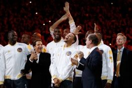 ویدیو؛ جام قهرمانی فصل قبل NBA به گلدن‌استیت اهدا شد