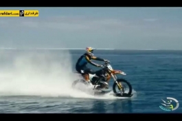 ویدیو؛ موج سواری با موتور سیکلت در دریا