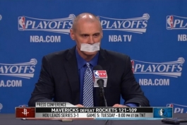 ویدیو؛ ریک کارلایل در کنفرانس خبری روی دهان خود نوار چسب زد
