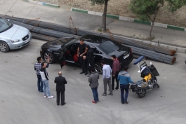  علی دایی و خودروی چند میلیاردی‌اش در محاصره هواداران + عکس