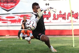 نیلسون دروازه بان ثابت پرسپولیس در بازی با استقلال 