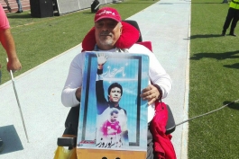 حضور موسی سلامت، جانباز پرسپولیس در ورزشگاه با پوستر مرحوم نوروزی و حجازی (عکس)