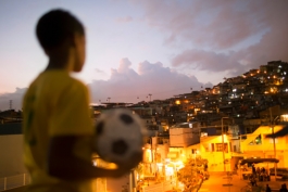 با فوتبال شروع شد و به انسانیت ختم شد؛ رستگاری در فاولا های برزیل نمرده است
