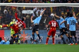 پلی به گذشته؛ جام جهانی 2010؛ دست خدا، چشمان سوارز و صعود به نیمه نهایی