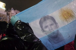 گردهمایی آرژانتینی ها زیر باران برای مسی؛ برای آن ها او به مانند خداست