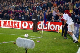 لوئیز فیگو و سر بریده شده خوک در ال کلاسیکو - انتقال فیگو به رئال مادرید - پرز