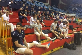 ملی پوشان والیبال برای تماشای بازی صربستان و برزیل در سالن ماندند
