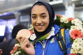  کیمیا علیزاده مدال خود را به شهید گمنام 18 ساله تقدیم کرد 