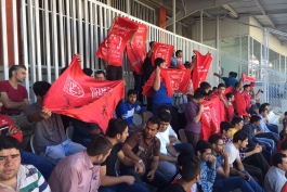 ازدحام هواداران عصبانی تراکتورسازی جلوی درب ورزشگاه