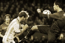 این صحنه دیشب بازی پرتغال با آرژانتین خیلی باحال بود..... رونالدو میخواست توپ رو بزنه زد آب کرد هرچی داشت  بنده خدا (لوکاس بیگلیا)