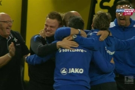 اينقدر خوشحال بودن انگار قهرمان شدن...! 