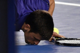 بوسه جوکوویچ بر زمین تنیس پس از قهرمانی در رقابت های آزاد استرالیا (عکس)