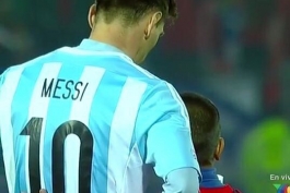 سلفی مسی با یک بچه ی شیلیایی 