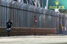 فرمول یک سنگاپور؛ مردی که در جریان مسابقه داخل پیست رفته بود دستگیر شد