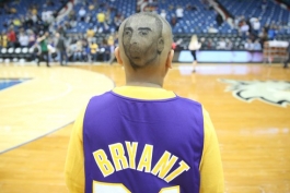 هوادار خردسال لیکرز عکس کوبی را روی سرش تراشید (عکس)