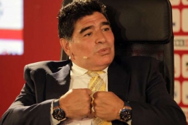 مارادونا: بلاتر به معنای کلمه هیچ چیز را بلد نیست