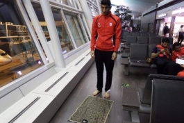 تصویری از نماز خواندن دروازه بان تیم ملی در فرودگاه سئول