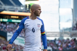 بازوبند رنگارنگ کاپیتان تیم ملی آمریکا در حمایت از هم جنس گرا ها (عکس)
