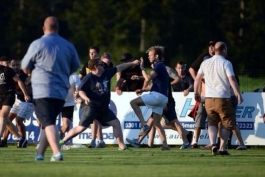 درگیری شدید هواداران فرانکفورت و لیدز در جریان بازی دوستانه (عکس)