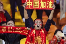 تظاهرات چینی ها پس از شکست تیم ملی فوتبالشان برابر سوریه جنگ زده