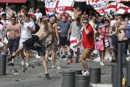 فوری؛ یوفا می گوید در صورت ادامه خشونت، انگلیس و روسیه را از یورو 2016 حذف می کند!
