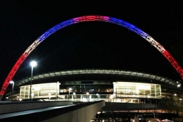ورزشگاه ومبلی به رنگ پرچم فرانسه در آمد (عکس)
