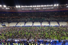 فوری؛  تماشاگران در ورزشگاه پاریس محبوس شده اند (عکس)