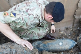 ارتش انگلیس در حال خنثی سازی یک بمب در ورزشگاه ومبلی