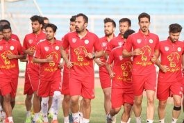 پیروزی نفت مقابل تیم ملی جوانان در حضور کی روش و تاج