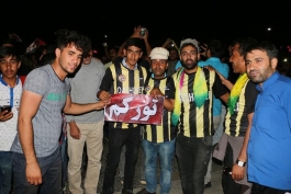 خوشحالی هواداران قشقایی با پرچم تراکتورسازی (عکس)