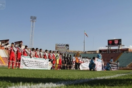 حاشیه دیدار تراکتورسازی - پرسپولیس؛ ازدحام جمعیت در هتل محل اقامت دو تیم؛ جلوگیری از ورود فرد حاشیه ساز