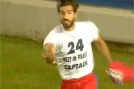 انصاریفرد گل خود را به نوروزی تقدیم کرد (عکس)