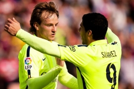 بارسلونا قرارداد سوارز و راکیتیچ را سال آینده تمدید می کند