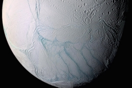  تصاویر واضح فضاپیمای کاسینی از قمر آبی سیاره‌ی زحل 