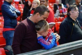 عکس روز:گریه کردن کودک هوادار یونایتد بعد از لغو شدن بازی