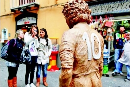 اسطوره ناپل-ناپولی-سری آ ایتالیا-مجسمه مارادونا در ناپل