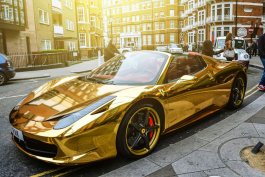 فراری 458 با روکش طلا در خیابانهای اروپا !!
