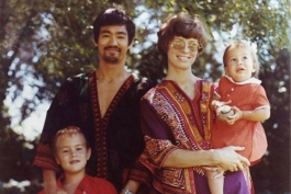 بروسلی و خانواده/عکس مربوط به دهه 70 میلادی