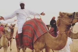 عکس/ مهاجم جنجالی در حال شترسواری!