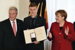 گزارش تصویری: اعطای نشان "برگ بوی نقره ای" به بازیکنان مانشافت توسط رئیس جمهور و صدر اعظم آلمان