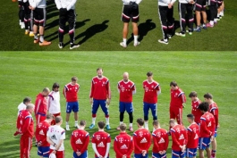 عکس روز: ادای احترام بازیکنان رئال مادرید و بایرن مونیخ به قربانیان حادثه سقوط اِیرباس آلمانی