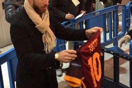 پیراهن تاریخی توتی در بازی دیشب به سرخیو راموس رسید